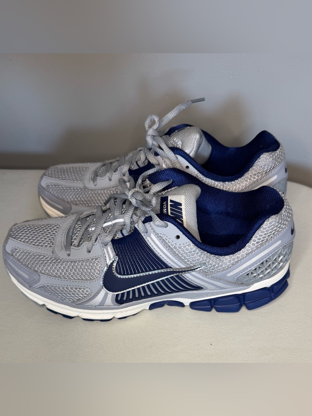 Nike Men’s Gray and Navy Mesh Athletic Sneakers